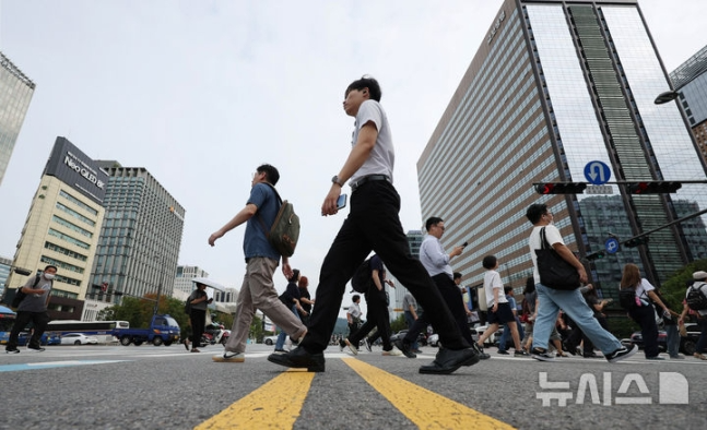 [서울=뉴시스] 김진아 기자 = 추석 연휴가 끝난 지난 19일 오전 서울 종로구 광화문네거리에서 시민들이 발걸음을 옮기고 있다. 2024.09.19. bluesoda@newsis.com